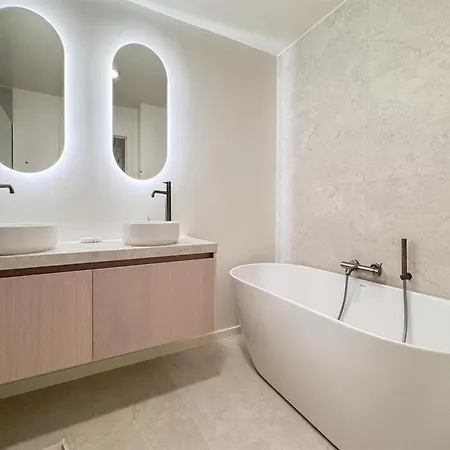 Spacious Duplex In Centre *